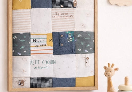 Tableau souvenir en patchwork ancien vêtement de bébé, cadeau de naissance
