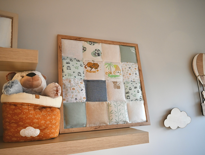Tableau souvenir personnalisé à partir d’anciens vêtements bébé